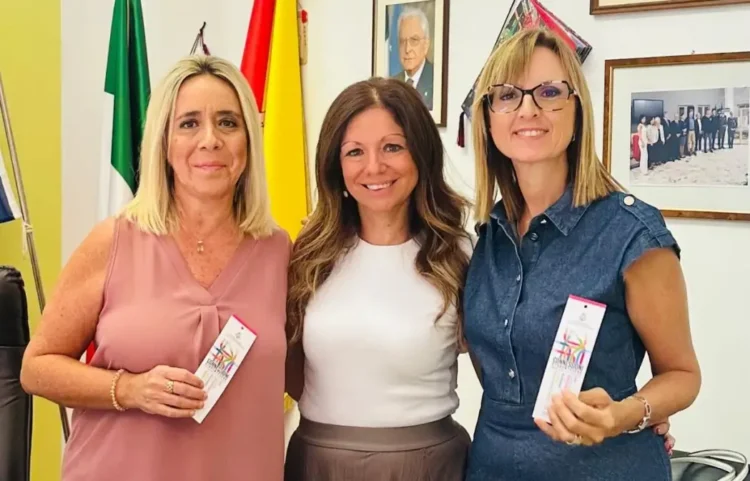 L'assessore Giusi Cubisino porta nelle scuole di Comiso un segnalibro realizzato con il sindaco, con il messaggio gentilezza, sorriso e connessioni
