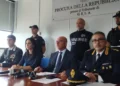 Conferenza stampa a Gela sul sequestro di pitbull, con rappresentanti delle forze dell’ordine al tavolo