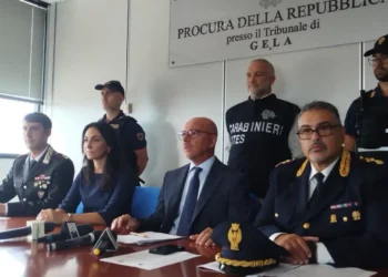 Conferenza stampa a Gela sul sequestro di pitbull, con rappresentanti delle forze dell’ordine al tavolo