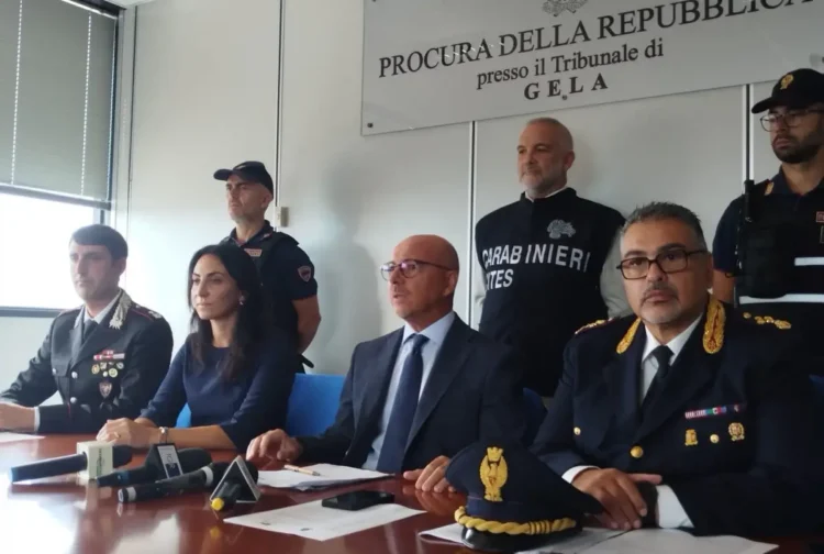 Conferenza stampa a Gela sul sequestro di pitbull, con rappresentanti delle forze dell’ordine al tavolo