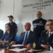Conferenza stampa a Gela sul sequestro di pitbull, con rappresentanti delle forze dell’ordine al tavolo