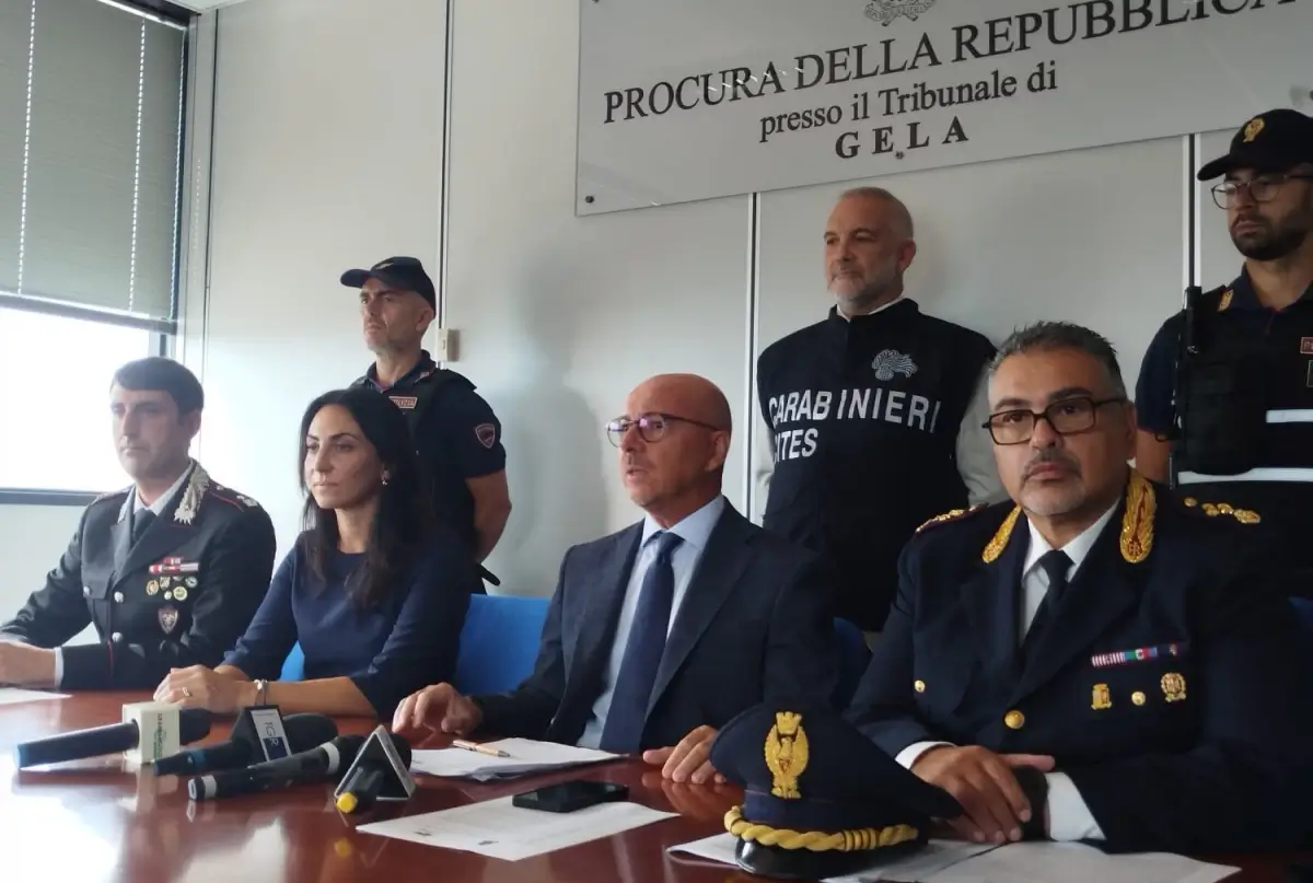 Conferenza stampa a Gela sul sequestro di pitbull, con rappresentanti delle forze dell’ordine al tavolo