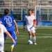 Siracusa-Modica: il capitano in maglia bianca conduce palla a centrocampo, pressato da un avversario in maglia azzurra