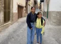 Le due sorelle scomparse abbracciate in un vicolo: la maggiore con felpa blu, la minore con giacca gialla