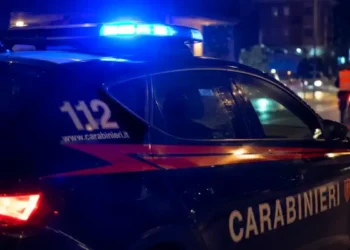 Auto dei carabinieri con il lampeggiante blu acceso