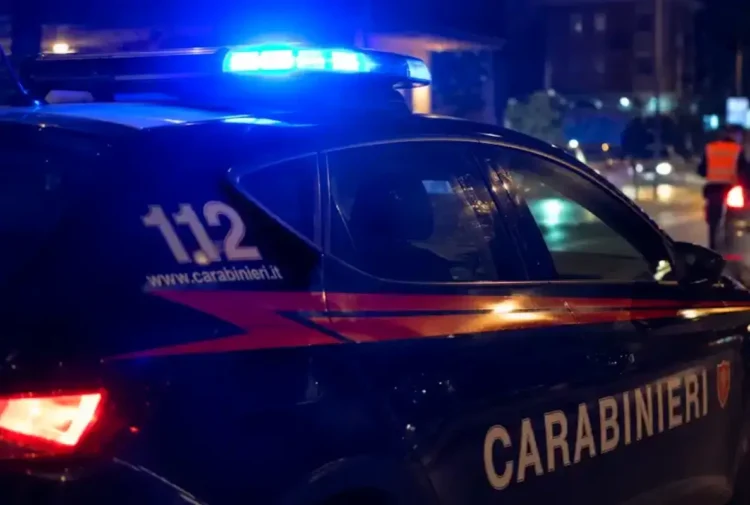 Auto dei carabinieri con il lampeggiante blu acceso