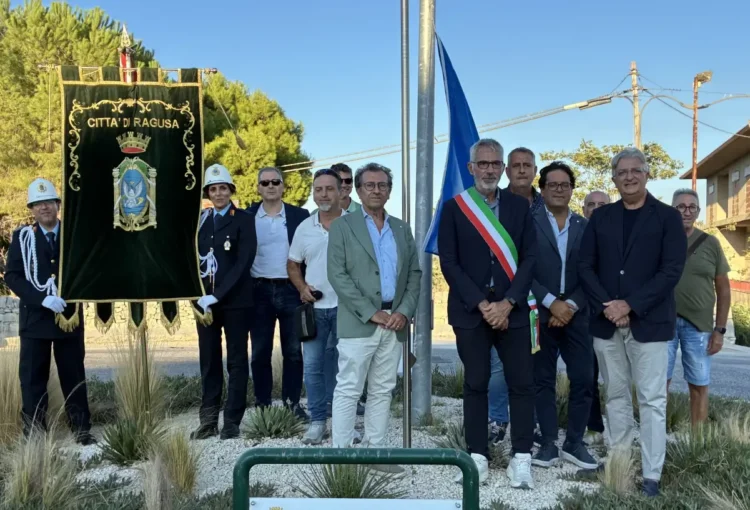 Alzabandiera Spiga Verde a Ragusa: sindaco con fascia tricolore e gonfalone della città