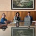 Cinque persone al tavolo della firma del contratto per i lavori stradali dell'aeroporto, la presidente al centro