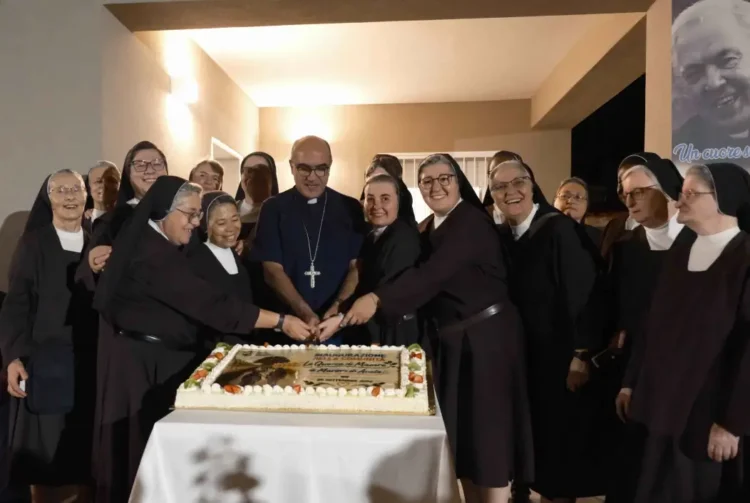 Suore Carmelitane Missionarie di Santa Teresa del Bambino Gesù, che a Marina di Acate hanno inaugurato la nuova casa