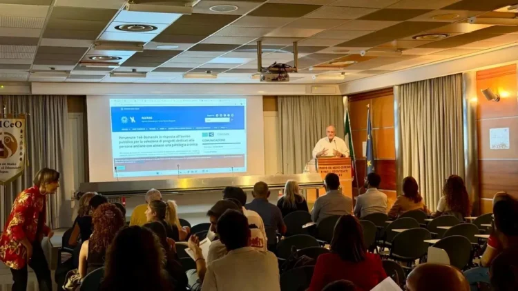 Relatore al podio durante l'incontro sulla telemedicina per i grandi anziani all'Ordine dei Medici di Ragusa