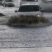 Auto attraversano una strada allagata durante forti temporali