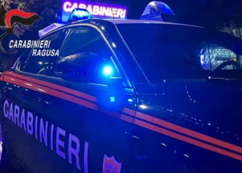 Auto dei Carabinieri di Ragusa con i lampeggianti blu accesi durante un intervento notturno