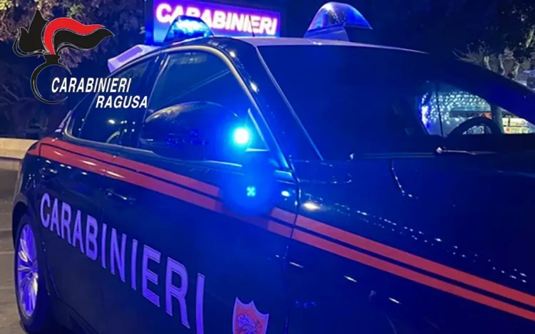 Auto dei Carabinieri di Ragusa con i lampeggianti blu accesi durante un intervento notturno