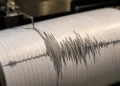 Sismografo a tamburo registra le onde di un terremoto, con il pennino sul tracciato nero su carta bianca