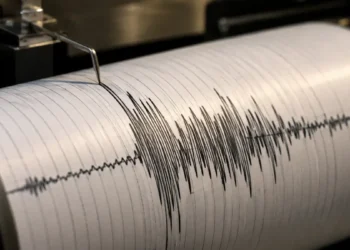 Sismografo a tamburo registra le onde di un terremoto, con il pennino sul tracciato nero su carta bianca