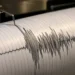 Sismografo a tamburo registra le onde di un terremoto, con il pennino sul tracciato nero su carta bianca