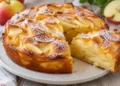 Torta di mele cremosa tagliata, con strati di mela e zucchero a velo. Immagine generata con intelligenza artificiale