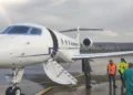 Il velivolo dell'Aeronautica Militare sulla pista dell'aeroporto di Comiso durante il trasporto sanitario verso Milano