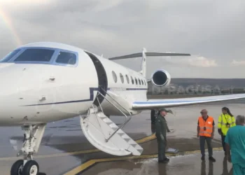 Il velivolo dell'Aeronautica Militare sulla pista dell'aeroporto di Comiso durante il trasporto sanitario verso Milano