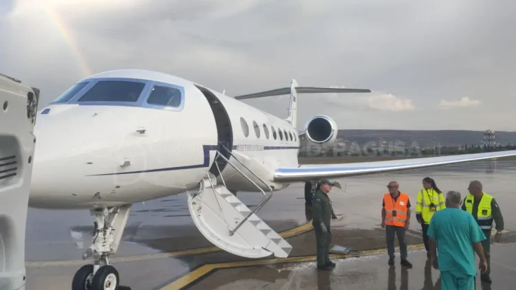 Il velivolo dell'Aeronautica Militare sulla pista dell'aeroporto di Comiso durante il trasporto sanitario verso Milano