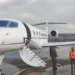 Il velivolo dell'Aeronautica Militare sulla pista dell'aeroporto di Comiso durante il trasporto sanitario verso Milano