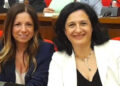 La sindaca di Comiso Maria Rita Schembari e l'assessore Giusi Cubisino sedute in aula durante un impegno istituzionale