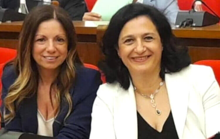 La sindaca di Comiso Maria Rita Schembari e l'assessore Giusi Cubisino sedute in aula durante un impegno istituzionale