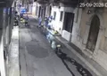 Vigili del fuoco e operatori in una strada di Comiso di notte durante l'intervento per un uomo agitato, da una telecamera
