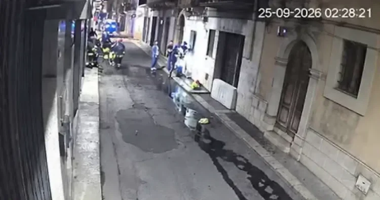 Vigili del fuoco e operatori in una strada di Comiso di notte durante l'intervento per un uomo agitato, da una telecamera