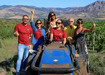 Famiglia Brunetti tra i filari durante la prima vendemmia sull’Etna