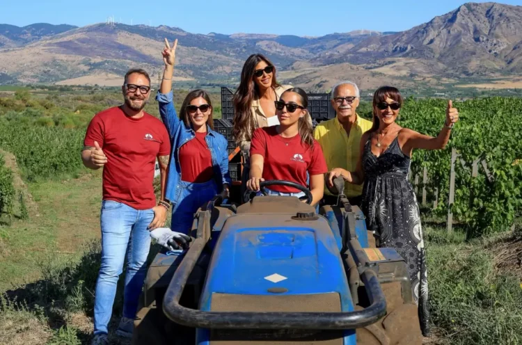 Famiglia Brunetti tra i filari durante la prima vendemmia sull’Etna