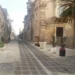 Via Roma a Ragusa, tratto pedonale nel centro storico con panchine, fioriere e palme