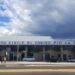 Facciata dell'aeroporto di Comiso Pio La Torre con piazzale antistante e cielo nuvoloso