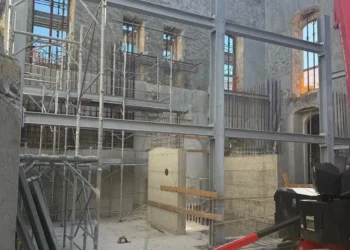 Cantiere all'interno di Villa Moltisanti a Ragusa, con impalcature e travi in acciaio tra le mura storiche