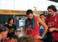 Giocatori della Virtus Ragusa in maglia rossa nello spogliatoio dopo un allenamento, con lo staff tecnico