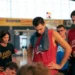 Giocatori della Virtus Ragusa in maglia rossa nello spogliatoio dopo un allenamento, con lo staff tecnico