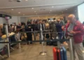 Passeggeri in fila tra le transenne nell'aeroporto di Catania con valigie, durante lo stop dei voli per la cenere dell'Etna