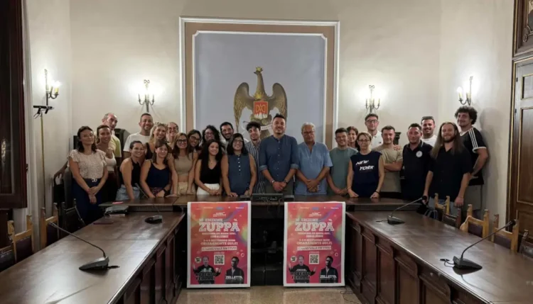 Foto di gruppo nell'aula consiliare di Chiaramonte Gulfi durante la presentazione della decima edizione di Zuppà.