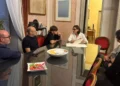 Il sindaco di Modica Maria Monisteri a colloquio con il 14enne che ha soccorso un'anziana e con la sua famiglia, in municipio