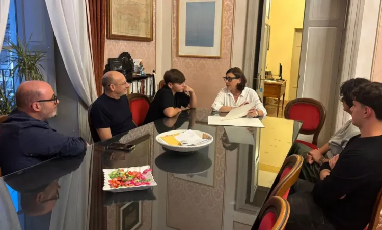 Il sindaco di Modica Maria Monisteri a colloquio con il 14enne che ha soccorso un'anziana e con la sua famiglia, in municipio