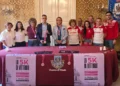 Presentazione della 5K di Vittoria Run & Walk in Comune: undici persone dietro un tavolo con manifesti e medaglie