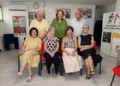 Otto persone in posa in una stanza di AIL Ragusa, accanto allo striscione dell’Associazione contro leucemie, linfomi e mieloma