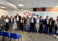 Delegazione dell’ASP di Ragusa in posa davanti al pannello di ExpoMedicina 2026, alle Ciminiere di Catania