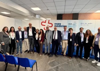 Delegazione dell’ASP di Ragusa in posa davanti al pannello di ExpoMedicina 2026, alle Ciminiere di Catania