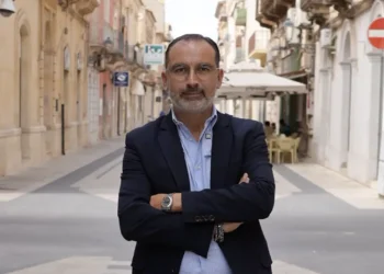 Andrea La Rosa, segretario cittadino di Forza Italia, a braccia conserte in una via pedonale del centro storico