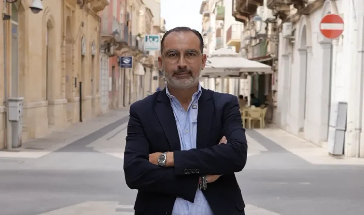 Andrea La Rosa, segretario cittadino di Forza Italia, a braccia conserte in una via pedonale del centro storico