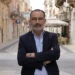 Andrea La Rosa, segretario cittadino di Forza Italia, a braccia conserte in una via pedonale del centro storico