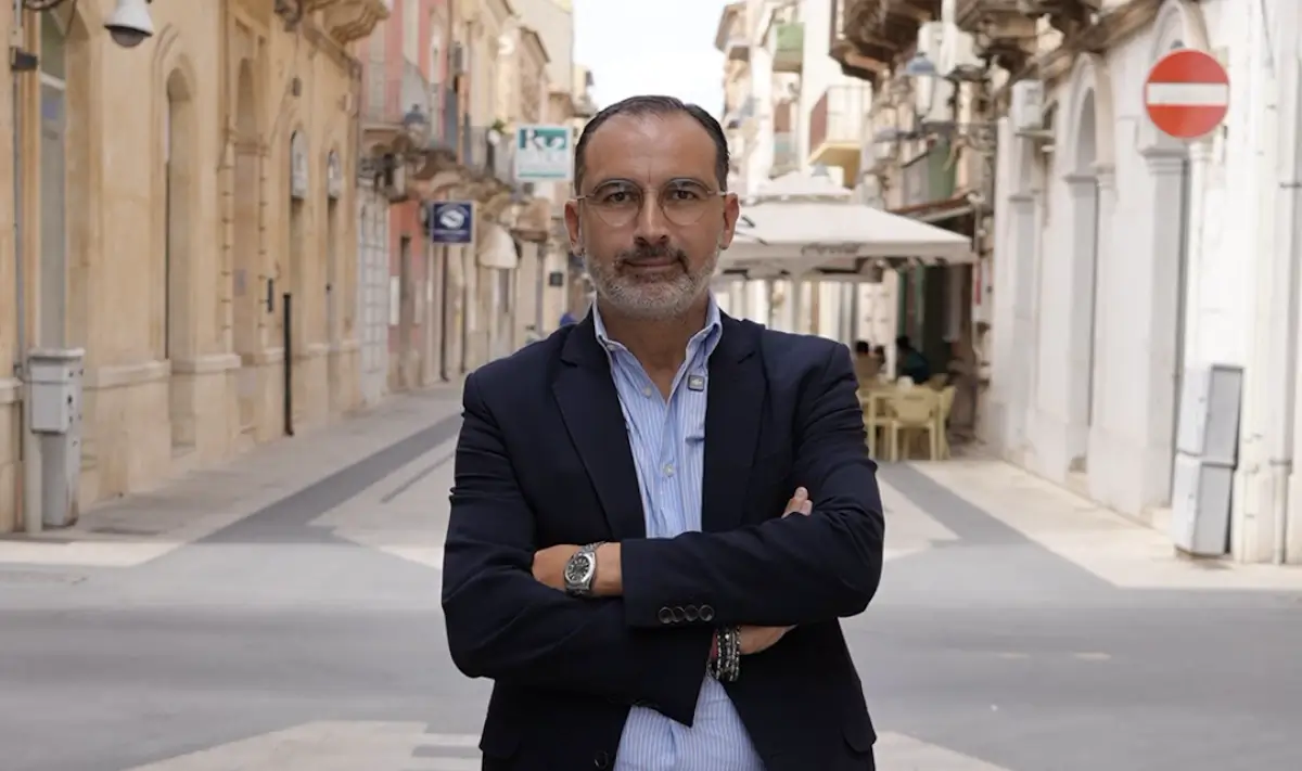 Andrea La Rosa, segretario cittadino di Forza Italia, a braccia conserte in una via pedonale del centro storico