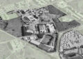 Vista aerea dell’area della futura Cittadella dello Sport a Ragusa, con palazzetti, campi sportivi e terreni incolti