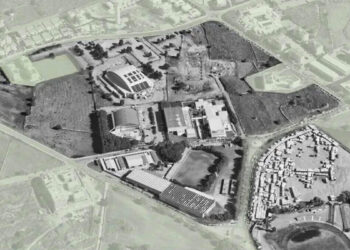 Vista aerea dell’area della futura Cittadella dello Sport a Ragusa, con palazzetti, campi sportivi e terreni incolti